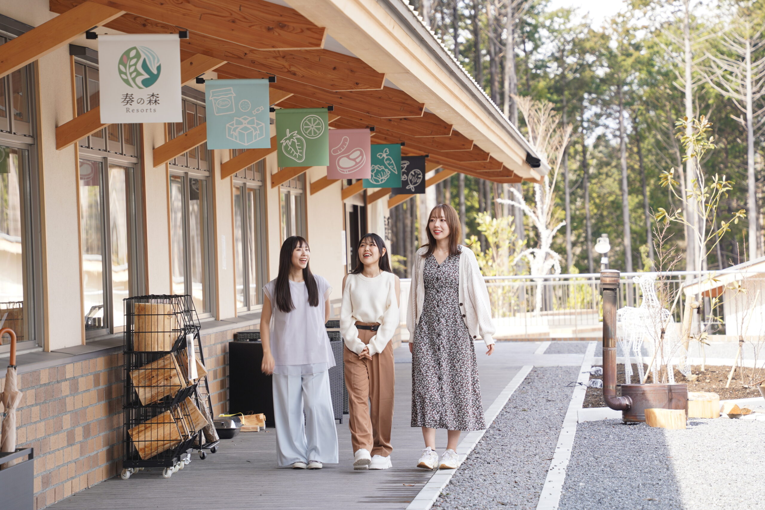 奏の森を歩く女性