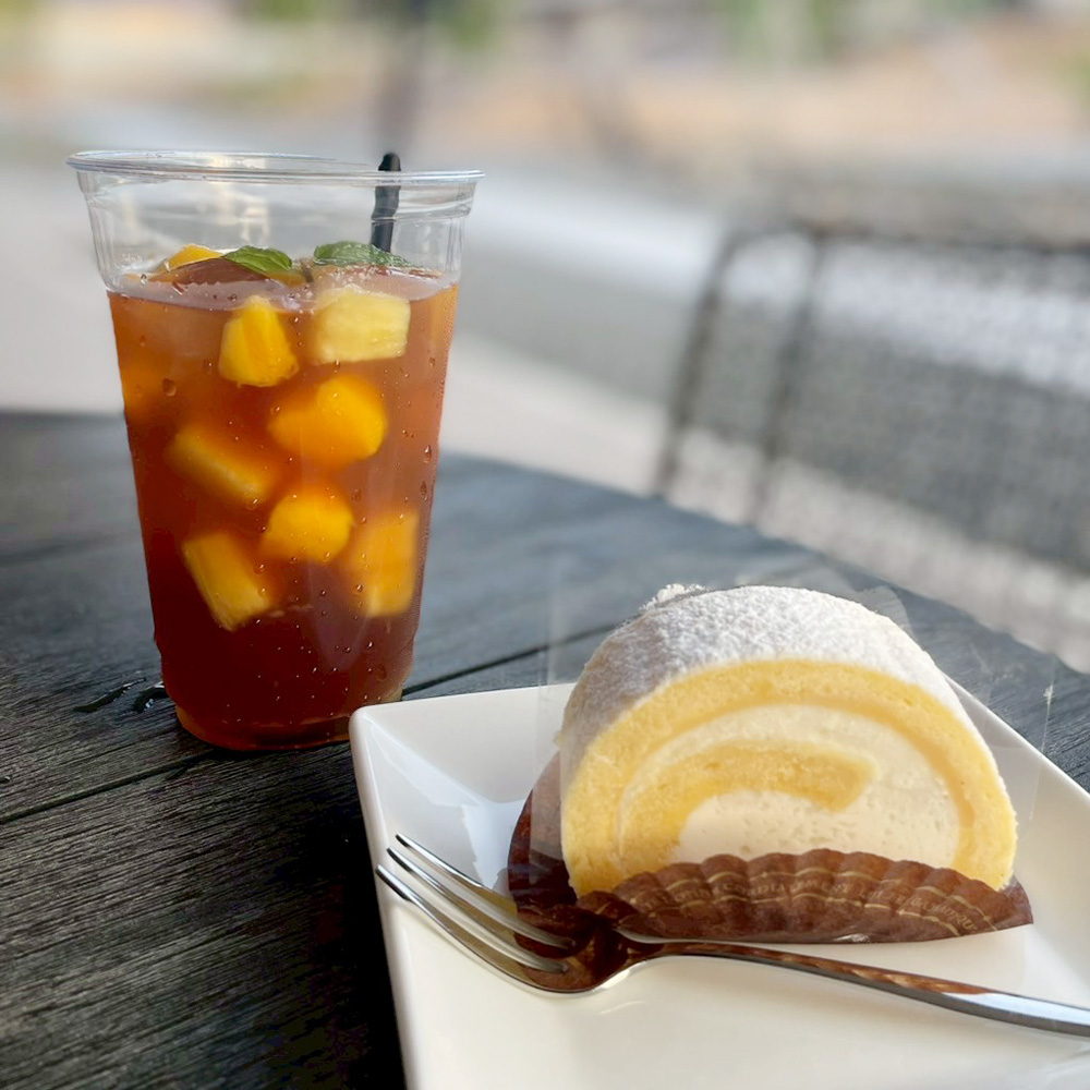 アールグレイのパッションフルーツティーとロールケーキのセット