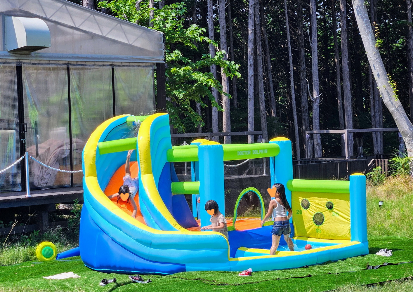 お子様用流水プールを利用できます